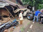 truk-trailer-menabrak-tiga-rumah-dan-sepeda-motor-di-cengkareng.jpg