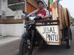 tuwuh-penjual-daun-pintu.jpg