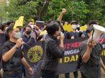 unjuk-rasa-mahasiswa-UI-saat-Menteri-Luhut-Binsar-Pandjaitan-menemui-Rektor-UI-Ari-Kuncoro.jpg
