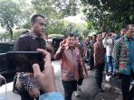 wakil-presiden-ri-jusuf-kalla-saat-tiba-di-rumah-duka-probosutedjo_20180326_135423.jpg