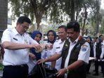 wakil-wali-kota-jakarta-barat-muhammad-zen-saat-secara-simbolis-membuang.jpg
