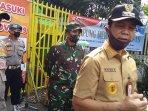 wali-kota-jakarta-barat-rustam-effendi-saat-meninjau-kampung-merdeka-covid-19.jpg