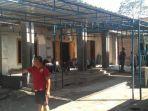 warga-bergotong-royong-mendirikan-tenda-di-rumah-duka-yasinta-bunga.jpg