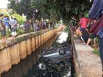 warga-berkerumun-melihat-mobil-daihatsu-sigra-tercebur-di-kali-2.jpg