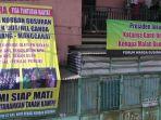 warga-gusuran-ddt-di-sekitaran-stasiun-kranji-memasang-spanduk-penolakan.jpg