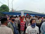 warga-kampung-sawah-rw-011-kelurahan-semper-timur-berunjuk-rasa-di-jalan-raya-cakung-cilincing.jpg