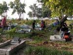 warga-kepulauan-seribu-mulai-meramaikan-tempat-pemakaman-umum.jpg
