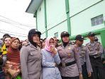 warga-memadati-lokasi-reka-adegan-sekaligus-kali-pertama-ditemukan-mayat-ds.jpg