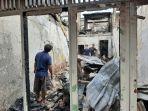 warga-mencari-barang-barang-berharga-di-rumahnya-yang-hangus-terbakar.jpg