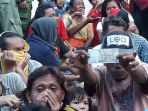warga-mengantre-mendapatkan-angpao-di-wihara-dharma-bakti_20180216_181155.jpg