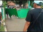warga-rusak-pagar-tpu-utan-kayu.jpg