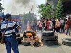 warga-saat-membakar-ban-di-jalan-di-panjaitan-jatinegara.jpg
