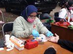 warga-saat-mengikuti-kegiatan-donor-darah-yang-dilakukan-pmi-dki-jakarta.jpg