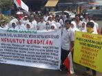 warga-terdampak-double-double-track-demo-di-depan-pn-bekasi_20181004_113850.jpg