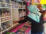 warga-yang-menyambangi-perpustakaan-keliling.jpg