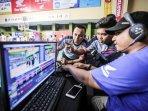 wasit-tengah-melihat-instant-replay-system.jpg