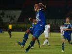 winger-persib-bandung-febri-hariyadi-rayakan-gol.jpg