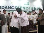 yahya-cholil-staquf-mencium-tangan-sambil-memeluk-said-aqil-siradj-pada-muktamar-ke-34-nu.jpg