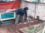 yuliantini-adik-kandung-agus-kosasih-di-makam-kakaknya.jpg