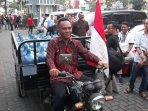 yusrianto-bawa-gerobak-galon.jpg