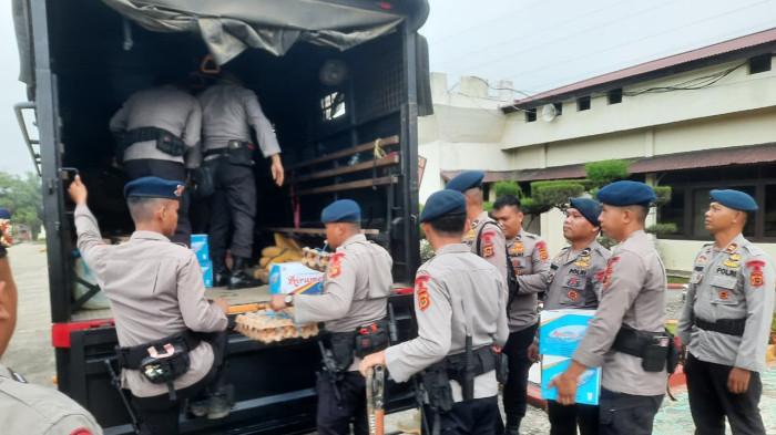 Personel Batalyon B Pelopor Satuan Brimob Polda Jambi bergerak cepat membantu masyarakat yang terdampak banjir akibat meluapnya Sungai Tembesi di Desa Teluk Kecimbung, Kecamatan Bathin VIII, Kabupaten Sarolangun.