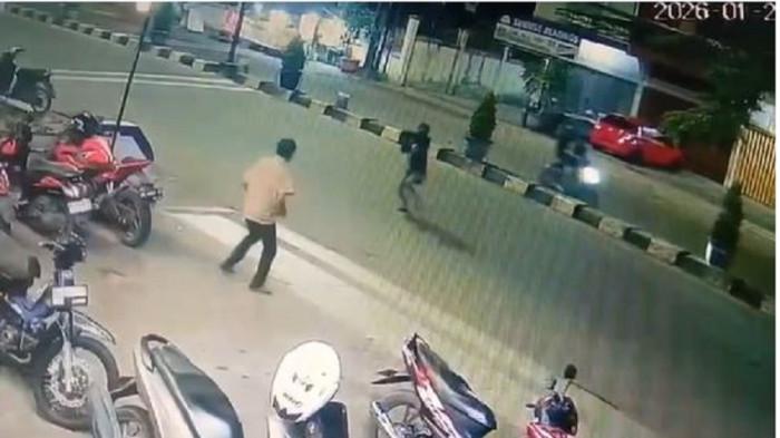 Tangkapan layar CCTV tukang parkir jadi korban pembacokan sekelompok remaja di kawasan Simpang Jelutung, Kecamatan Jelutung, Kota Jambi, beberapa hari lalu.
