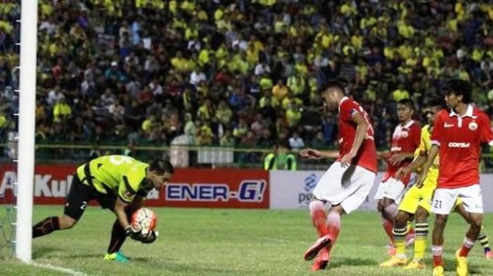 Persija VS Persib Berlaga di Stadion Manahan, Ini Kata Sang Kiper Andritany Ardhiyasa