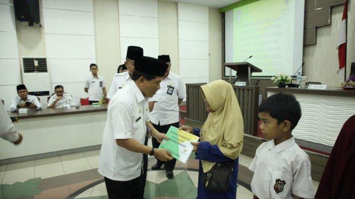 Ratusan Anak Yatim, Guru Ngaji dan Pegawai Syara Kota Jambi Terima Bantuan Baznas