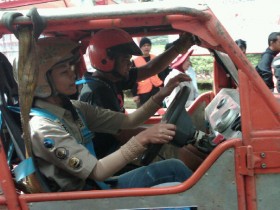 Offroader Wanita Jambi yang Setengah Gila dan Setengah Kaya