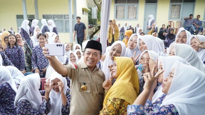 PENYERAHAN BEASISWA - Gubernur Jambi Dr. H. Al Haris, S.Sos, MH menyerahkan Bantuan Dana Dumisake Pendidikan Tahun Anggaran 2025 untuk Kabupaten Tebo, bertempat di SMA Negeri 2 Rimbo Bujang, Kabupaten Tebo pada Kamis (04/12/2025).
