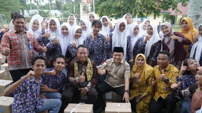 PENYERAHAN BEASISWA - Gubernur Jambi Dr. H. Al Haris, S.Sos, MH menyerahkan Bantuan Dana Dumisake Pendidikan Tahun Anggaran 2025 untuk Kabupaten Tebo, bertempat di SMA Negeri 2 Rimbo Bujang, Kabupaten Tebo pada Kamis (04/12/2025).