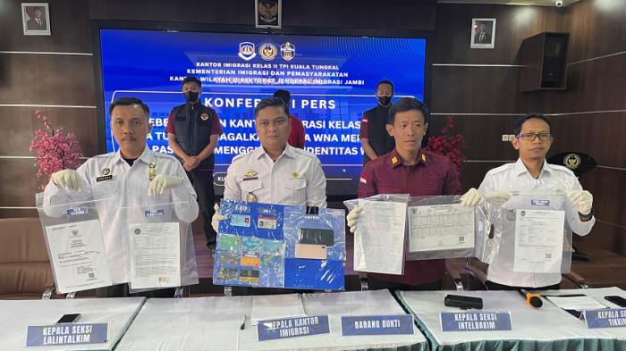 PENGAJUAN PASPOR Kantor Imigrasi Kelas II TPI Kuala Tungkal, Tanjung Jabung Barat (Tanjabbar), Jambi, berhasil menggagalkan upaya seorang Warga Negara Asing (WNA) yang hendak memperoleh paspor RI.