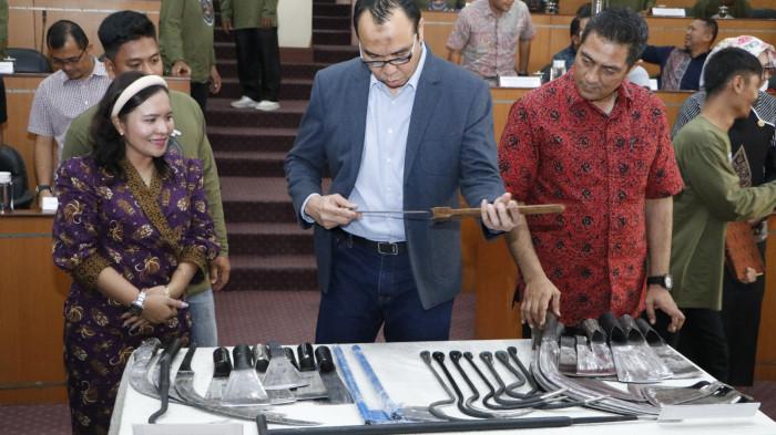 Perusahaan perkebunan pelat merah, PTPN IV PalmCo gandeng para pelaku Usaha Mikro, Kecil, dan Menengah (UMKM) pandai besi di Sumatera Utara (Sumut)