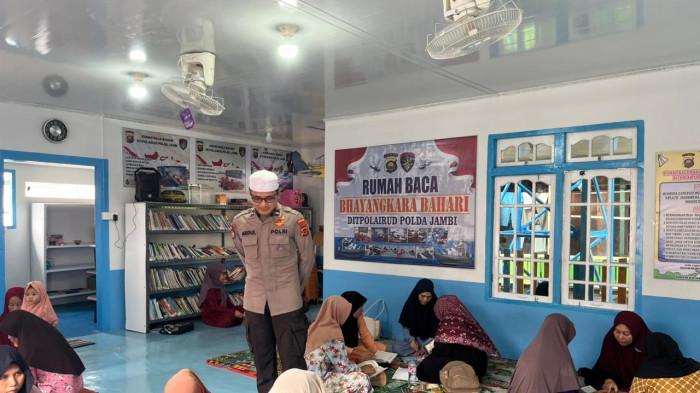 Ditpolairud Polda Jambi berkolaborasi dengan relawan GERAMI (Gerakan Ayo Mengaji) Kota Jambi menggelar kegiatan pengajian bagi ibu-ibu warga Kampung Pulau Pandan yang berlangsung di Rumah Baca Bhayangkara Bahari, Senin (4/5/2026) sore.