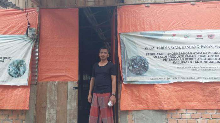 Sekelompok buruh harian di Desa Muntialo, Kecamatan Betara, yang tergabung dalam Kelompok Tani Maju Jaya kini sukses bertransformasi menjadi peternak ayam Kampung Unggul Balitbangtan (KUB) yang produktif lewat CSR SKK Migas PetroChina International Jabung Ltd