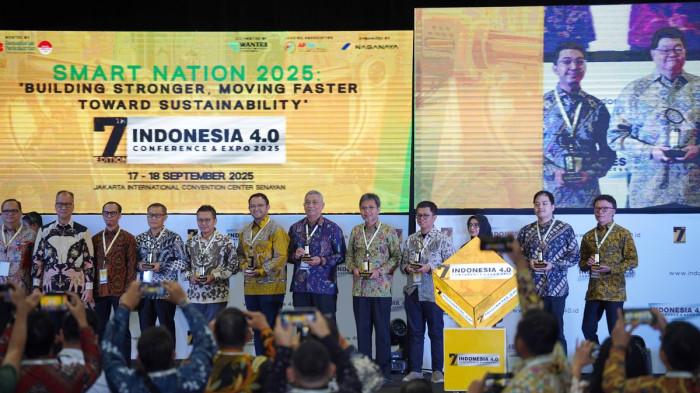 Inovasi Telkomsel 5G in The Box Raih Penghargaan: Inovasi 5G in The Box adalah perangkat jaringan seluler 4G/5G yang bersifat private, portable, independent, secure, dan dapat diimplementasikan cepat dan fleksibel di berbagai lokasi.