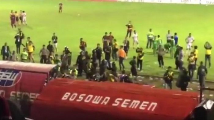 3 Kericuhan Liga 1 Selama Bulan Ramadan Ini, Ada yang Sampai Menunda Pertandingan