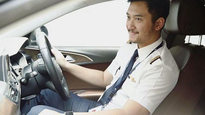 Mantan Pacar Kahiyang Ini Ganteng Abis. Pilot Lagi