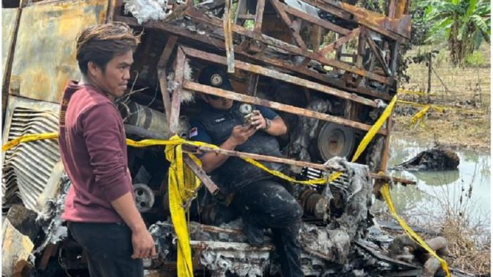 BANGKAI BUS - Penampakan bangkai bus ALS yang kecelakaan dengan truk tangki BBM di Karangjaya, Kabupaten Muratara, Provinsi Sumatra Selatan, Kamis (7/5/2026) pagi. Sejumlah anggota kepolisian masih berada di sekitar area kecelakaan meski hujan lebat mengguyur kawasan tersebut.