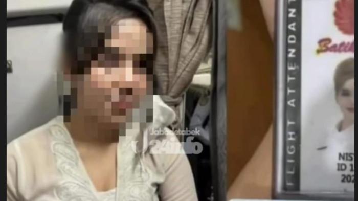 Seorang wanita memakai seragam pramugari palsu di maskapai Batik Air saat di Bandara Soekarno-Hatta, Kota Tangerang.