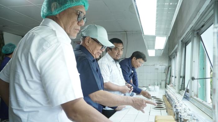 Komisaris PT Perkebunan Nusantara (PTPN) IV Palmco, meminta manajemen PTPN IV Regional IV Jambi-Sumbar untuk berinovasi dan kreativitas dalam meningkatkan produksi dan pemasaran Teh merek Kayu Aro hingga bisa meraih laba.