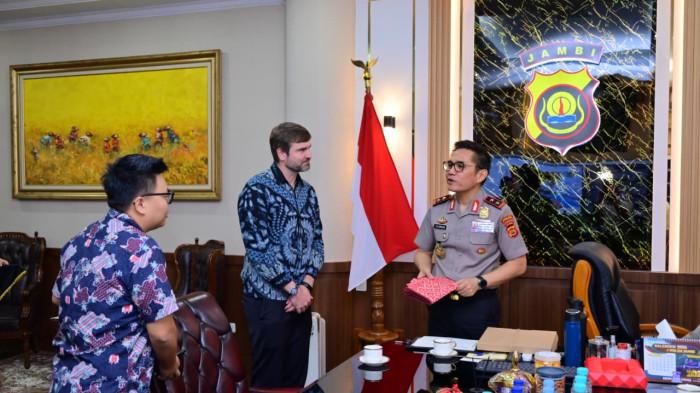 Kapolda Jambi Irjen Pol. Krisno H Siregar, S.I.K., M.H., menerima audiensi perwakilan Konsulat Amerika Serikat di Ruang Kerja Kapolda Jambi, Rabu (03/06/2026).