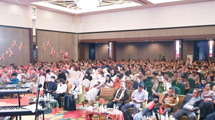 Polda Jambi menggelar Perayaan Natal Bersama TNI dan Polri Provinsi Jambi Tahun 2025 pada Kamis (8/1/2026) di Ballroom Swiss-Belhotel Jambi, dengan mengusung tema “Allah Hadir Untuk Menyelamatkan Keluarga (Matius 1:21–24)”.