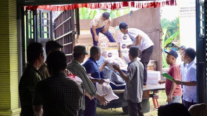 Karyawan Sub Holding PTPN III (Persero), PTPN IV PalmCo memberikan bantuan ribuan paket logistik dan hampir 2 ton pakaian layak pakai disalurkan ke Aceh Tamiang, Langsa, dan Tapanuli Selatan