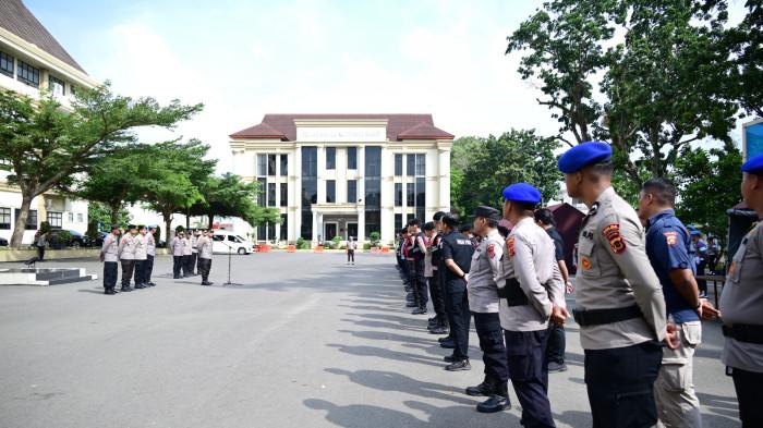 APEL - Polda Jambi menggelar Apel Kegiatan Rutin yang Ditingkatkan (KRYD) jelang pelaksanaan pengamanan arus mudik dan perayaan Idulfitri melalui Operasi Ketupat 2026. Apel tersebut dilaksanakan pada Selasa, (10/3/2026)