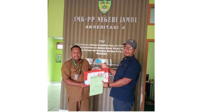 Siapkan SDM Unggul Perkebunan, PTPN IV Regional IV Salurkan 1.000 Bibit Sawit untuk SMK PP