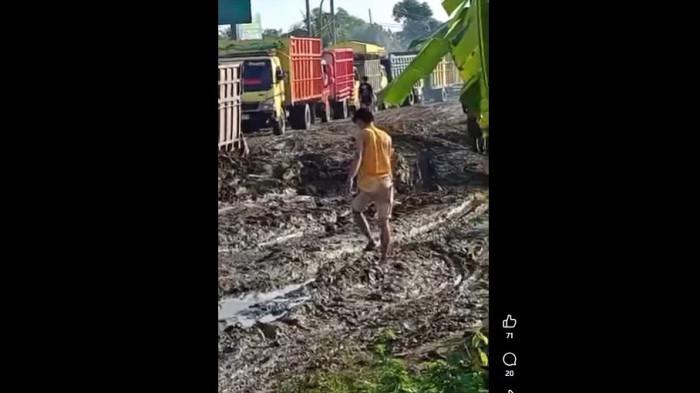 Kerusakan jalan di Desa Lambur II, Kecamatan Muarasabak Timur, Kabupaten Tanjung Jabung Timur (Tanjabtim), Jambi, rusak parah.