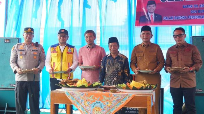 Bupati Sarolangun H Hurmin dampingi anggota DPR RI, Edi Purwanto secara resmi meresmikan pembangunan Jalan Singkut 7 berupa pengaspalan jalan sepanjang kurang lebih 12,5 kilometer yang menghubungkan lima desa, Senin (09/02/2026), di Desa Pematang Kolim, Kecamatan Pelawan.