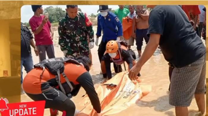 EVAKUASI - Tim SAR mengevakuasi jasad nenek yang tenggelam di sungai di Sarolangun, Jambi