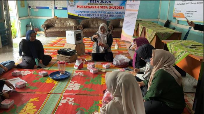 TIM PENGABDIAN - Tim Pengabdian Masyarakat dari Fakultas Pertanian Universitas Jambi (Unja) membantu petani di Desa Jujun, Kabupaten Kerinci, dalam mengatasi persoalan pengolahan cabai pascapanen.